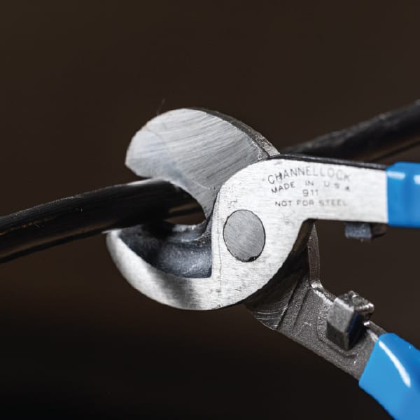 CLEANLY CUTS BATTERY CABLES UP TO 4/0 ALUMINUM AND 2/0 COPPER