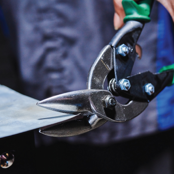 CLEANLY CUTS UP TO 18GA COLD ROLLED STEEL & 22GA STAINLESS STEEL