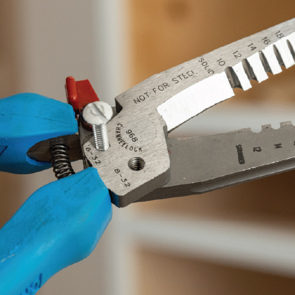 REAMS & DEBURRS CONDUIT UP TO 1"