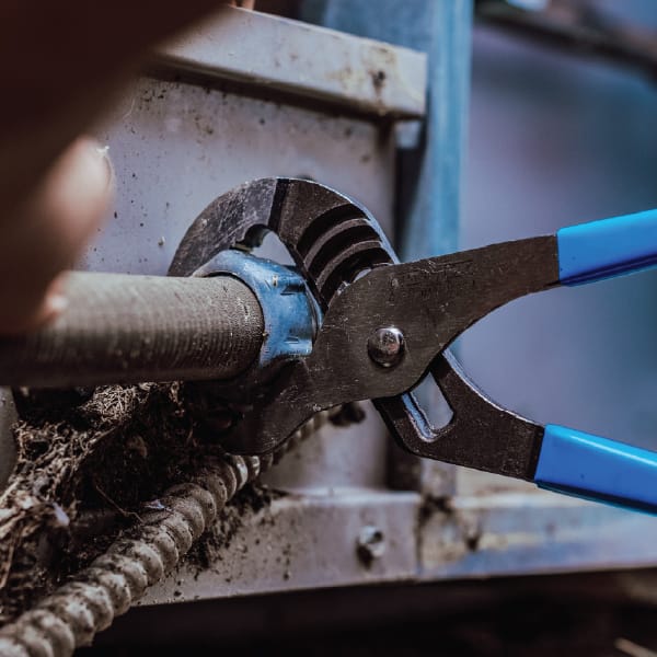 HIGH-CARBON U.S. STEEL FOR ULTIMATE DURABILITY